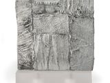 sculpture représentant un bloc de feuille d'argent sur une surface blanche