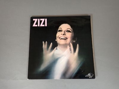 la pochette d'un CD sur laquelle figure la photo d'une femme qui se couvre le visage de ses mains