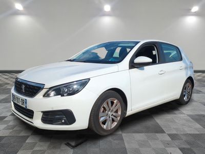 la voiture blanche est garée sur un carrelage à carreaux