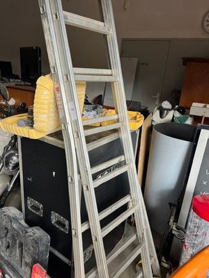 une échelle appuyée contre un mur dans un garage