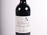 une bouteille de vin posée sur une table
