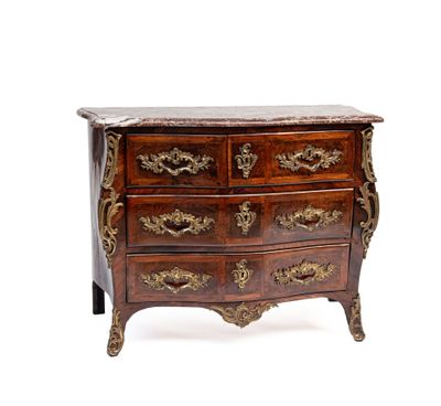 une commode en bois avec un plateau en marbre