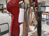 une photo d'un outil manuel rouge et blanc dans un garage