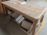 une table en bois sur laquelle sont posées plusieurs boîtes