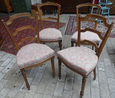 quatre chaises en bois avec un revêtement rose, un revêtement rose, un revêtement rose, un revêtement rose, un revêtement rose, un revêtement rose, un revêtement rose, un revêtement rose, un revêtement rose