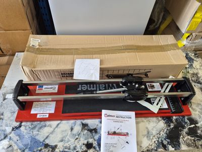 une boîte de skis posée sur une table à côté d'une paire de skis