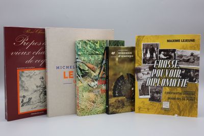 plusieurs livres sont alignés sur une surface blanche