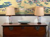 two lamps that are on top of a chest