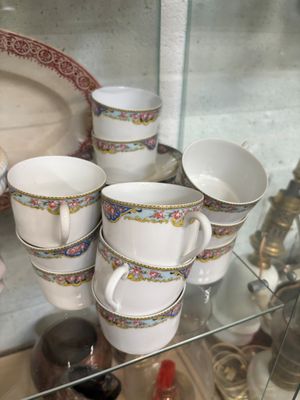 de nombreuses tasses et soucoupes exposées dans une vitrine