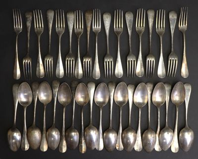beaucoup de cuillères et de fourchettes en argent sur la table