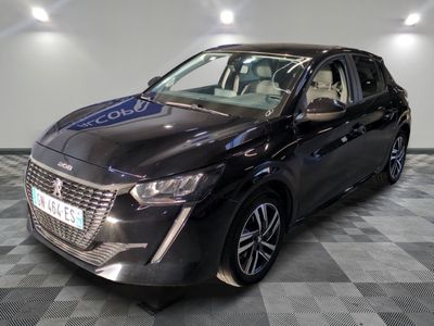 la voiture noire est garée dans le garage sur le sol en damier