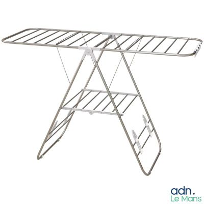 une image représentant une table à repasser sur fond blanc