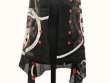 une écharpe noire et blanche à pois rouges, posée sur un mannequin