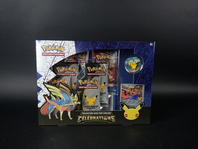 une boîte de cartes à collectionner Pokémon contenant une figurine Pokémon