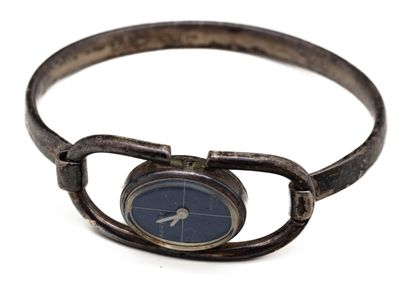 une image représentant une montre-bracelet dotée d'un cadran bleu