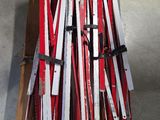 de nombreux skis empilés sur un chariot dans le garage