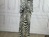 une robe sur un mannequin dans une pièce