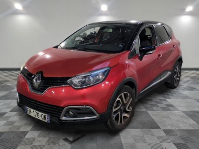une voiture rouge garée sur le sol en damier d'un garage