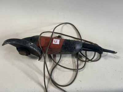 une image représentant une perceuse munie d'un cordon