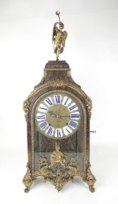 une horloge en or avec des chiffres romains bleus et blancs