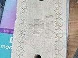 un parpaing percé d'un trou, posé sur une table