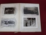 un livre ouvert sur lequel figurent les photos d'un homme et d'une femme