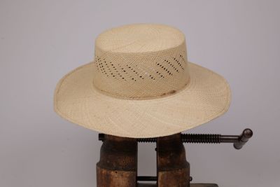 un chapeau posé sur une pince