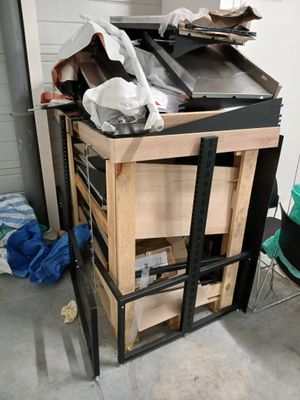 une pile de cartons empilés les uns sur les autres, posée sur une charrette en bois