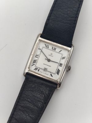 gros plan d'une montre-bracelet avec des chiffres romains