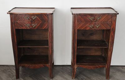 paire de tables de chevet françaises anciennes avec dessus en marbre