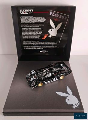 une image représentant une petite voiture noire arborant le logo Playboy
