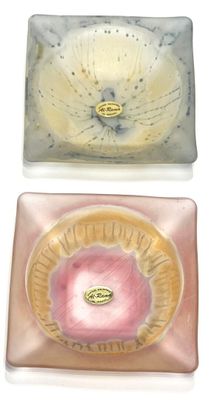trois types de savons différents posés sur une surface blanche