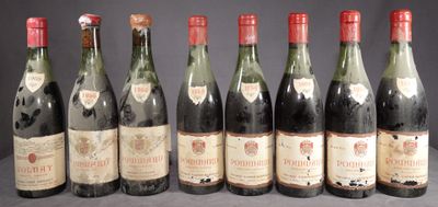 six bouteilles de vin sont alignées sur une table