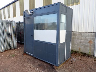 une photo de toilettes portables bleues et blanches