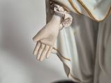 a statue of a woman holding her hands out