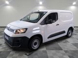 la camionnette blanche est garée sur un sol carrelé en damier