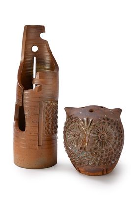 deux vases placés l'un à côté de l'autre