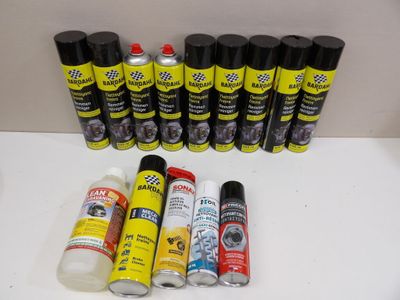 de nombreux types de bombes de peinture sur la table