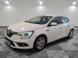 une voiture blanche garée dans une pièce au sol en damier