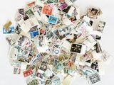 une pile de timbres-poste posée sur une surface blanche