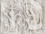 un relief représentant un groupe de personnes sur un mur