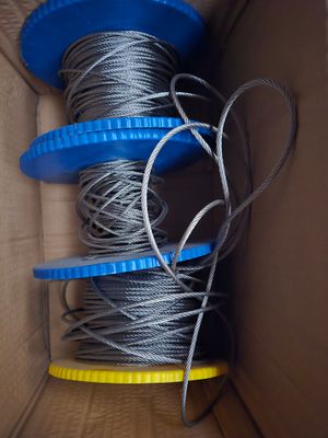 une boîte avec un tas de fils à l'intérieur