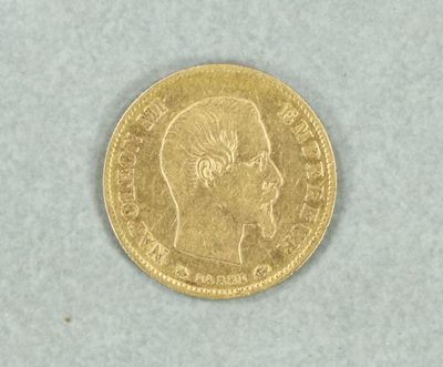 Gros plan sur une pièce d'or portant une tête d'homme