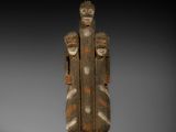 une statue en bois représentant un homme tenant un enfant dans ses bras