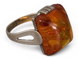 un gros plan d'une bague sertie d'une pierre orange