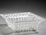 un bol en verre posé sur une table