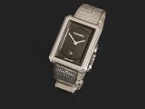 une image d'un gros plan d'une montre-bracelet sur une surface noire