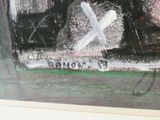 un graffiti sur la fenêtre d'un immeuble, sur laquelle est peinte une croix