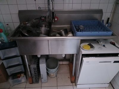 une cuisine équipée d'un évier et d'un lave-vaisselle