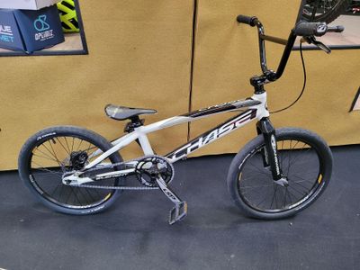 un vélo posé par terre devant un mur